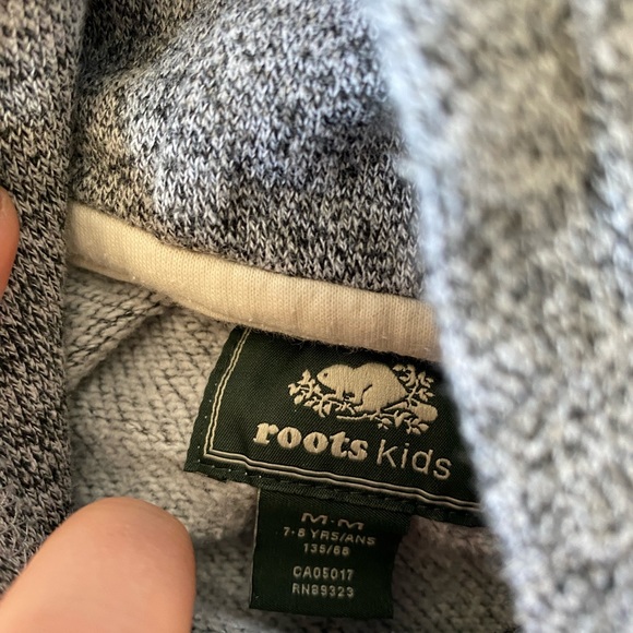 Roots Sweatshirt Kids size Medium Like New / Salt and Pepper - Picture 2 of 5